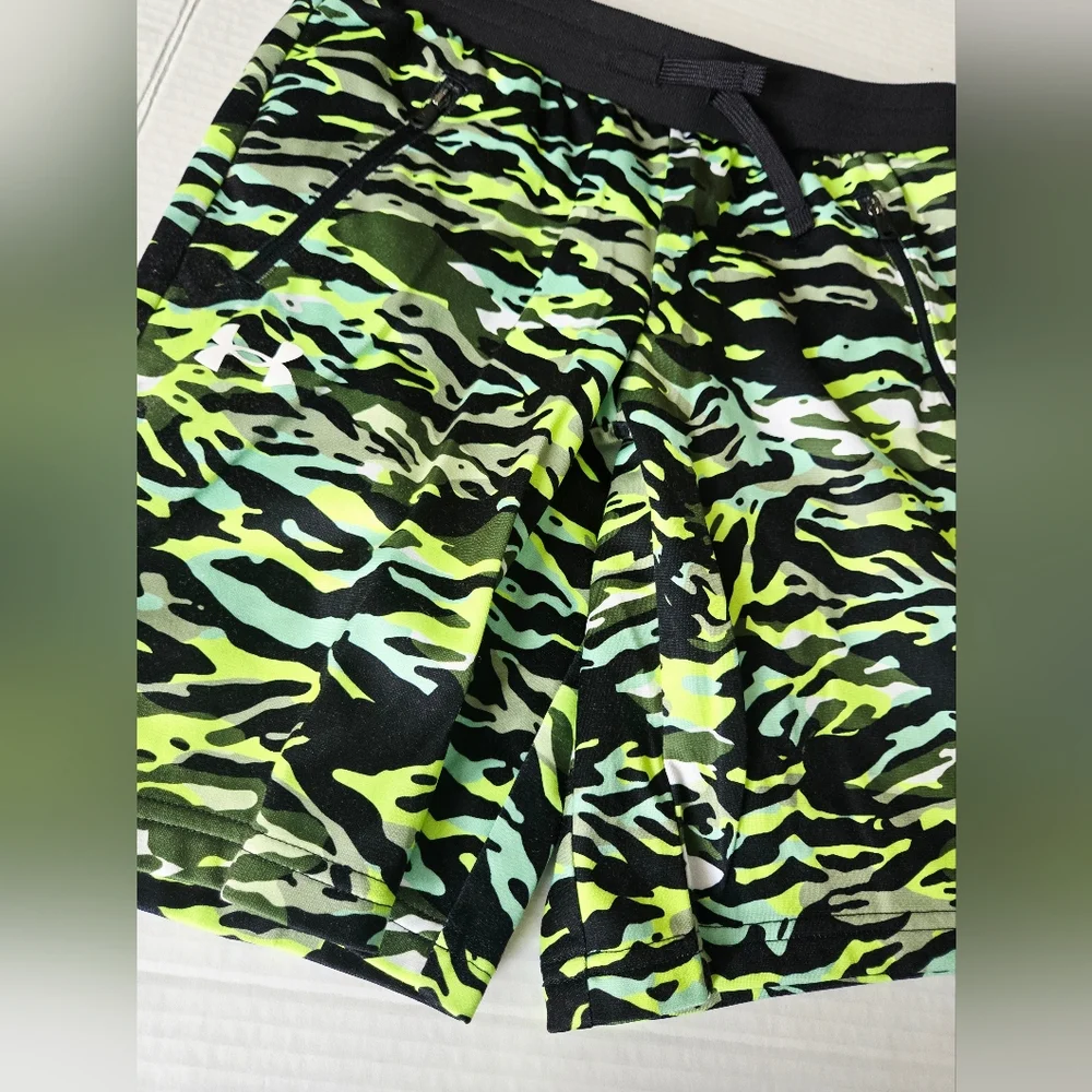 Under‎ Armour Boys YLG Yellow Green Camouflage Pennant Shorts